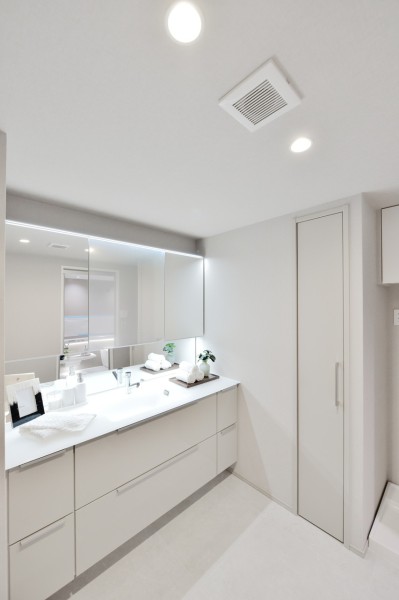 ゆったりとした広さがある三面鏡付の洗面台はライン照明で明るさもしっかりと確保し、朝の慌ただしい時間もくつろぎ時間のスキンケアも快適に使用できます。タッチレススイッチで、手を触れずに照明をonoffできます。