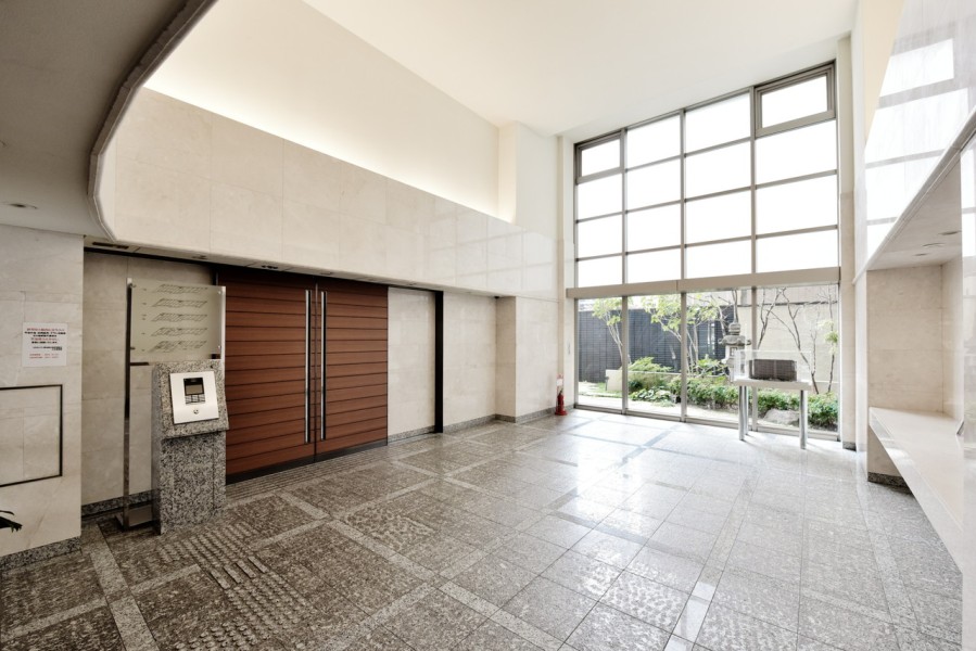 御所南小学校徒歩9分、御池中学校徒歩2分と通学しやすい距離です。また、ゼスト御池徒歩2分でファッションやグルメ、日用品のお買物に便利です。子育て世帯の方にもおすすめの環境です。