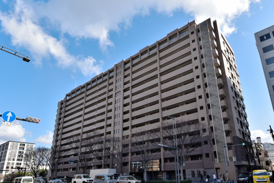 東西線、烏丸線にアクセス可能、市役所前駅まで徒歩2分の便利な立地です。2003年建築、総戸数166戸のビッグコミュニティ、五山の送り火が鑑賞可能なスカイビューラウンジや山鉾巡行が鑑賞可能なフェスタビューサロンがあり、京都の魅力を存分に味わえます。