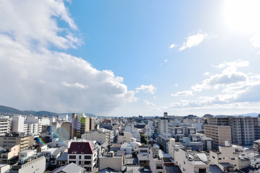 11階部分の南向きのお部屋ですので、前面を遮る建物はなく爽快な眺めが広がります。京都らしい美しく整えられた街並みと、大きな空を眺めながら大きく伸びをしたくなるような開放感です。