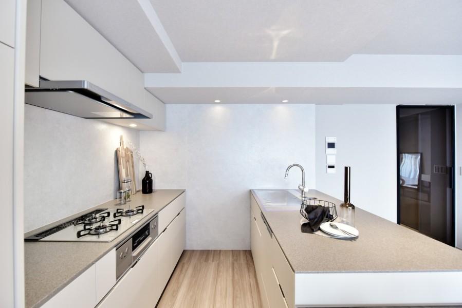 このお部屋のためにデザインされた田中工藝製のオリジナルシステムキッチンです。Ⅱ型キッチンを採用していますので、たっぷりの作業スペースと収納を備え、広々とした空間で家事を行うことができます。