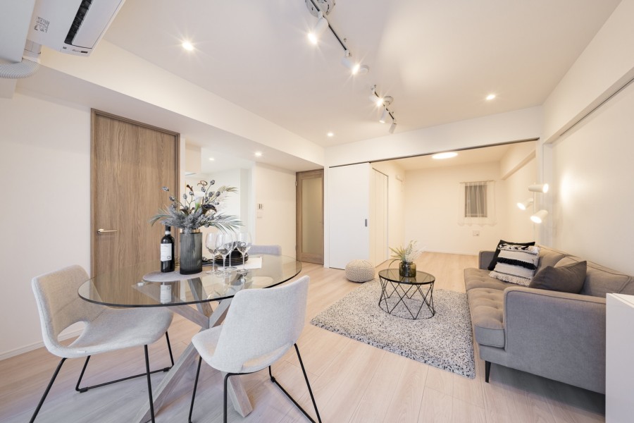 設備・内装ともに一新し、機能性とデザイン性を兼ね備えた上質なお部屋に仕上がりました。自分の世界に没頭する時間も、ご家族の団らんも大切にできる空間です。