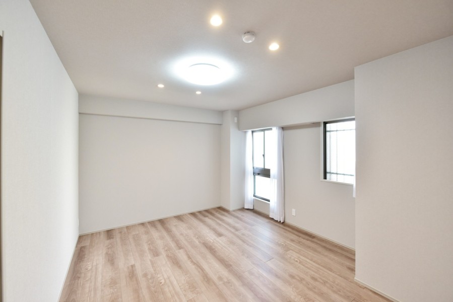 洋室2(約8.5帖)はリビングから離れて静かに心と体を休めたり、自分自身の趣味や課題に集中できるプライベートスペースです。全ての居室が6帖以上の広さを確保していますのでゆったりくつろげます。