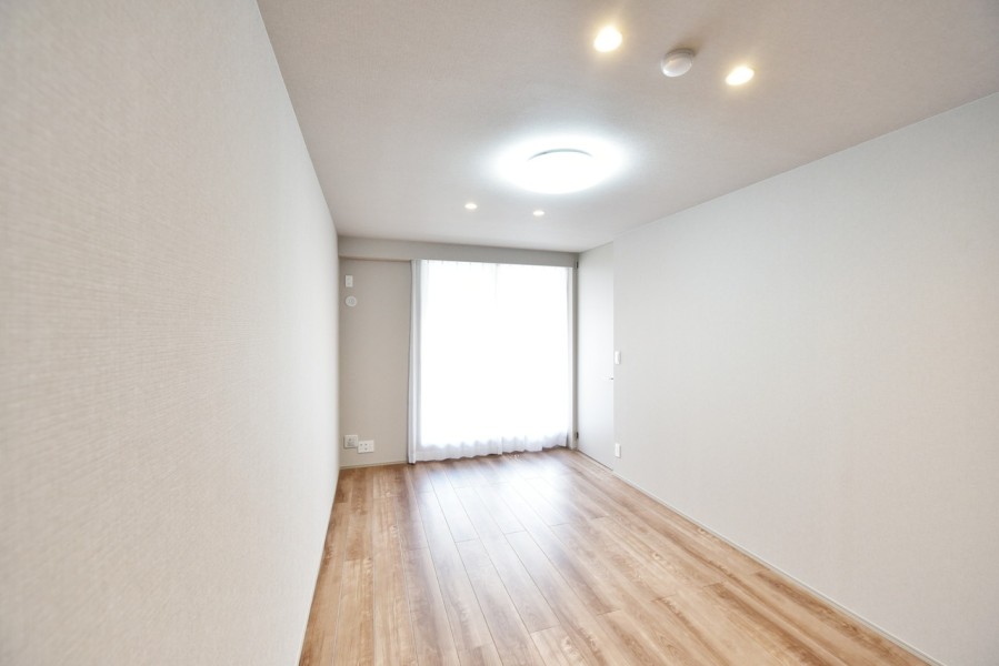 洋室4(約8.5帖)はリビングインのお部屋で、家族の気配を感じながらもしっかりとプライバシーが確保されています。一息つきたいときには広々としたルーフバルコニーに出て、リフレッシュすることができます。