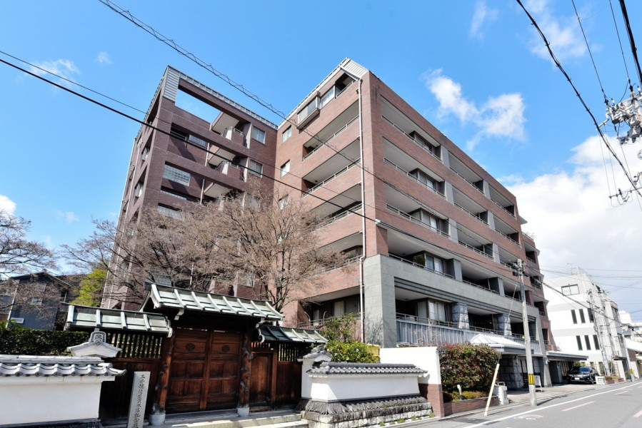 平成15年建築、総戸数37戸です。地下鉄烏丸線「丸太町」駅から4分の立地で、快適なアクセスが叶います。周辺には生活施設が充実していますが、落ち着いたエリアで、利便性と静かな環境の両立が魅力的です。