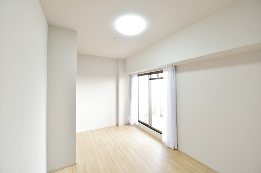 洋室2(約6.6帖)は東側のバルコニーに面し、優しい光と風を感じるプライベートスペースです。どんな家具とも馴染みが良い内装なので、小物やインテリアで自分らしいお部屋を演出できます。