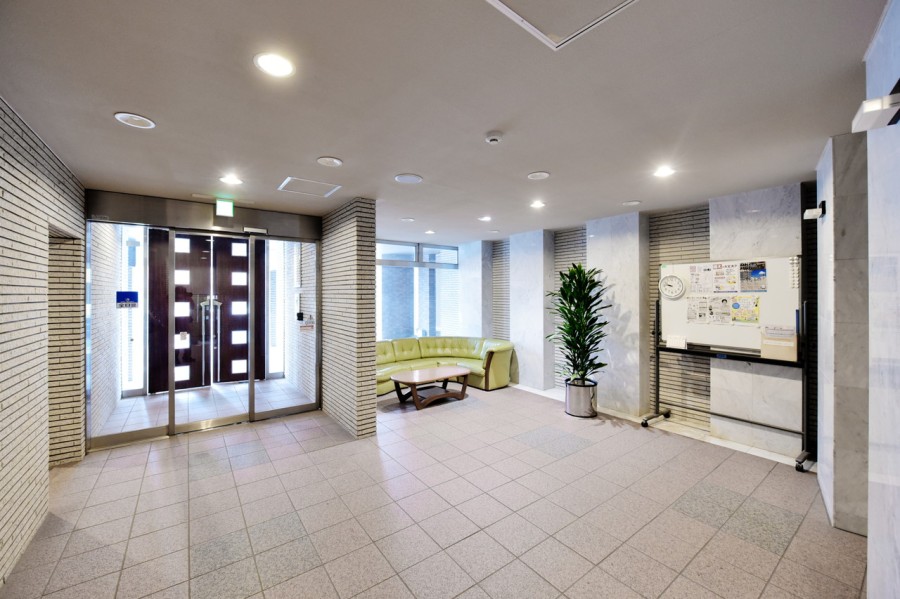 平成11年建築、総戸数60戸のマンションです。五条小学校まで徒歩4分、夕陽ケ丘中学校まで徒歩7分で、お子様の通学もしやすい距離です。徒歩3分の距離にライフ四天王寺店があり、毎日のお買物も便利です。