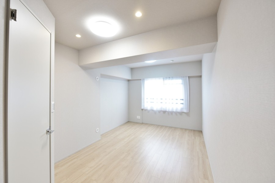 洋室1(約8.6帖)は東向きの窓から優しい朝日が差し込み、気持ちよく朝を迎えることができます。ウォークインクローゼットを備えていますので、居室を広々と使用することができます。