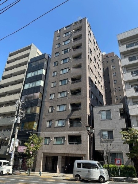 山手線・南北線『駒込』駅徒歩3分の立地にあるマンションです。旧古川庭園まで徒歩7分、六義園まで徒歩11分と都内有数の自然の名勝に囲まれた環境です。