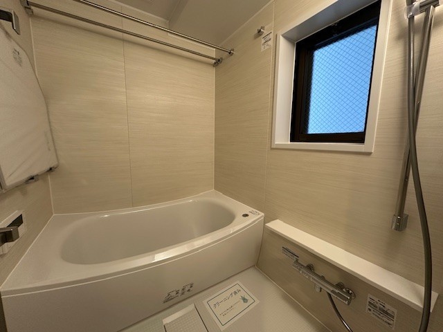 浴室にも窓があるので、開放的で換気にも嬉しいバスルームです。柔らかな色調のパネルが、リラックス効果を高め一日の疲れを癒やしてくれます。