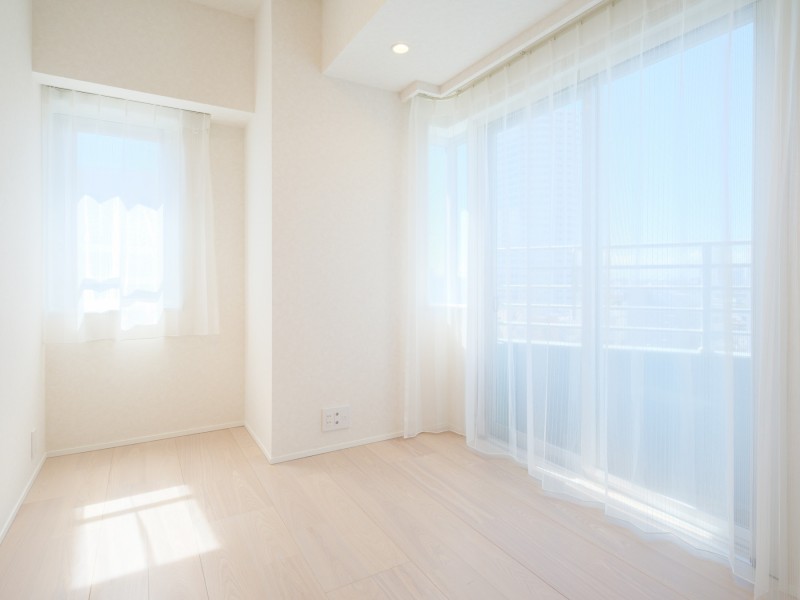 二面採光で明るい自然光がたっぷりと注がれる洋室2は、のびのびとプライベートタイムを満喫することができそうなお部屋です。