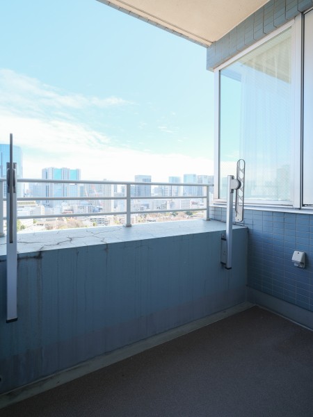 心がほっとするような光と心地よい風を感じ、日々をアップデートできそうなバルコニーです。リラックスタイムにぴったりな空間です。