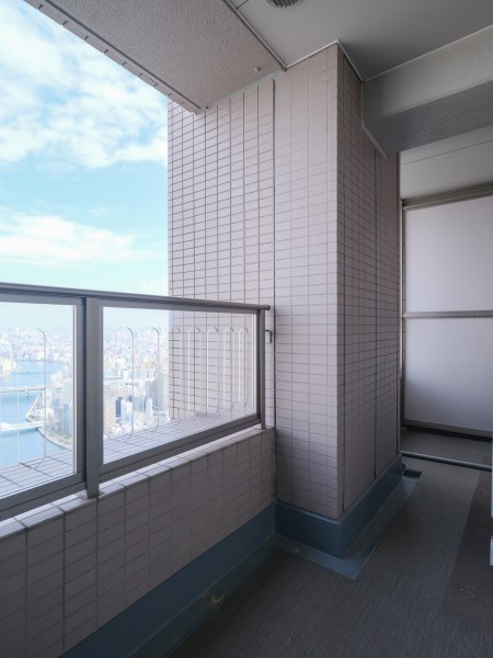 視界を遮らないパノラマビューが望めるバルコニーです。澄み渡る空を掌中に収め、日々をアップデートできそうです。