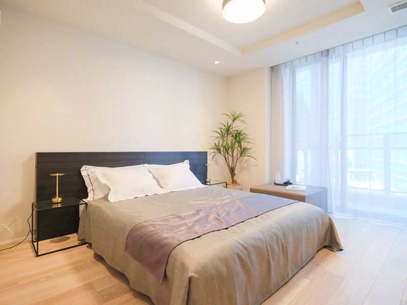 約7.5帖の洋室1は過ぎゆく時間をのびやかに感じる、プライベート性の高いお部屋です。