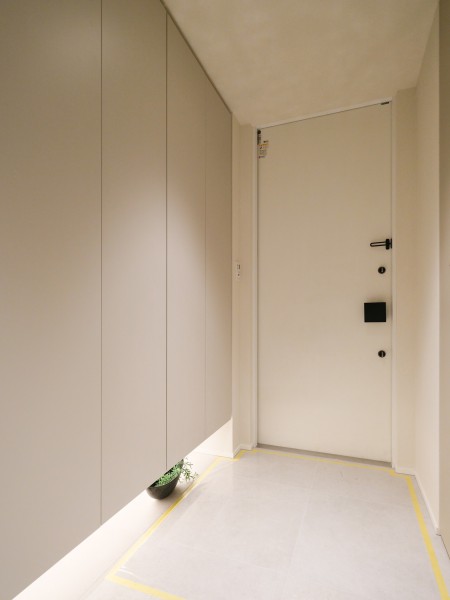 大容量のシューズボックス付き、爽やかなホワイト基調の玄関スペースです。人感センサー照明を採用しているため、夜間のご帰宅の際にもスイッチを探す手間がなく、いつでも明るい空間が出迎えてくれる住まいです。