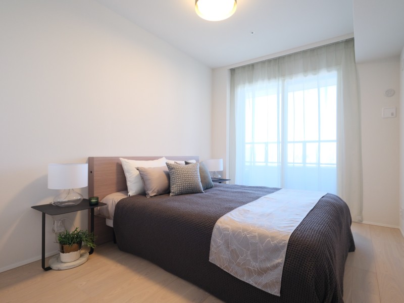 主寝室にもぴったりな洋室1です。過ぎゆく時間をのびやかに感じ、プライべート性の高いお部屋です。