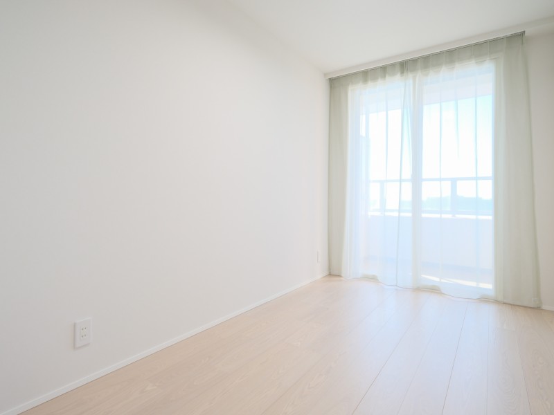 クローゼット付きの洋室3です。凹凸の少ない空間なので家具の配置しやすさは◎。好みの家具を設置して、理想のお部屋作りを楽しむことができます。