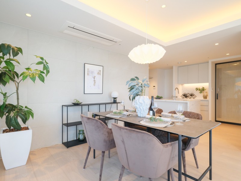 リビングダイニングには床暖房を新規設置しています。冬の間も足元が冷え込むことなく、通年快適な温度でお過ごしいただけます。