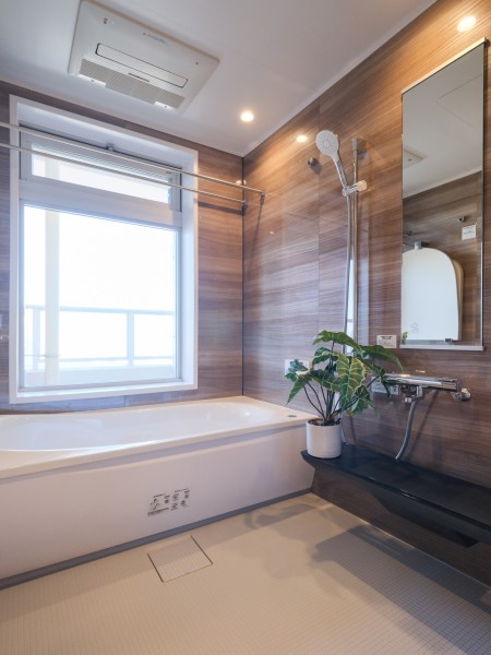 浴室にも窓があるので、自然光を採り込み換気にも嬉しいバスルームです。光沢のある木目調のパネルが、より一層くつろぎの空間へ誘います。