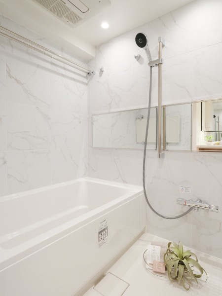 上質な大理石調の質感のタイルが品格を添えるバスルームです。日々の疲れをリセットできる空間です。