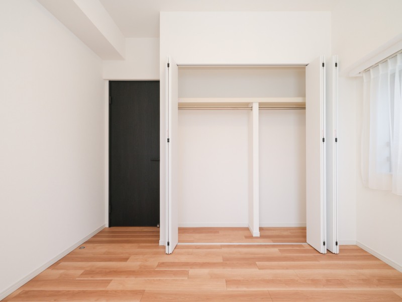 洋室1には間口の広いクローゼットがあるので、お手持ちの衣服などをたっぷり収納できそうです。