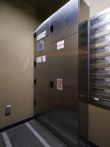 ◆宅配ボックス◆24時間いつでも荷物受け取りが可能。プライベートの時間を邪魔されず、配達時間も気にせず過ごすことができる便利な設備です。
