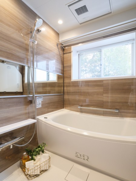 美しいカーブと全身を包み込むような入浴感が特長のクレイドル浴槽を採用しました。浴室にも窓があるので、自然光を採り込み換気にも嬉しいバスルームです。