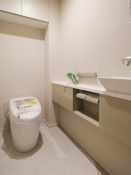 タンクレストイレやスティックリモコンでスタイリッシュな雰囲気を演出したレストルームです。タンクのお掃除が不要で家事が楽になります。また、収納棚や手洗い水栓があり便利で機能性も高い空間です。