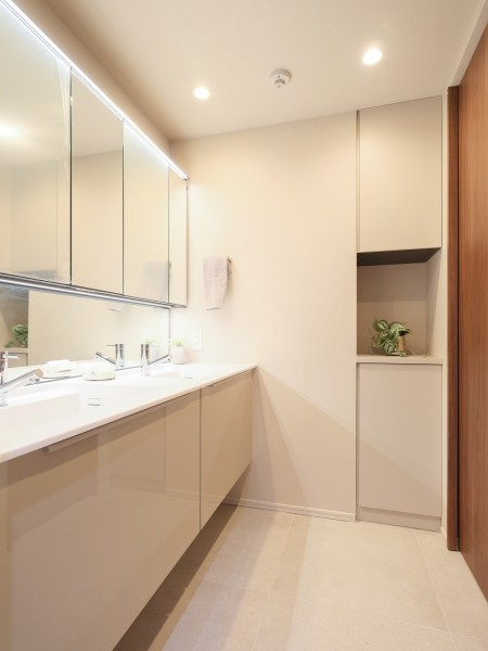 ダブルボウルのゆとりある洗面化粧台は、朝の慌ただしい時間帯も互いのペースを崩すことなくストレスフリーにお使いいただけます。ワイドな鏡は収納もできるので、すっきりとした暮らしをサポートします。