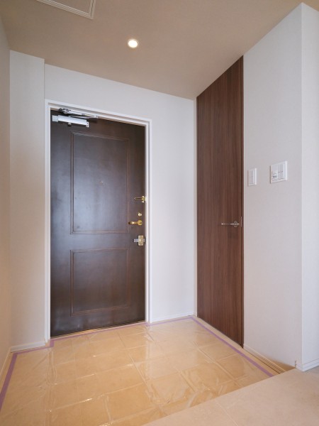 大切なご家族の「ただいま」「おかえり」が行き交う心温まる空間です。ゆとりがある空間なので、キャリーケースなど大きいお荷物の移動も快適です。