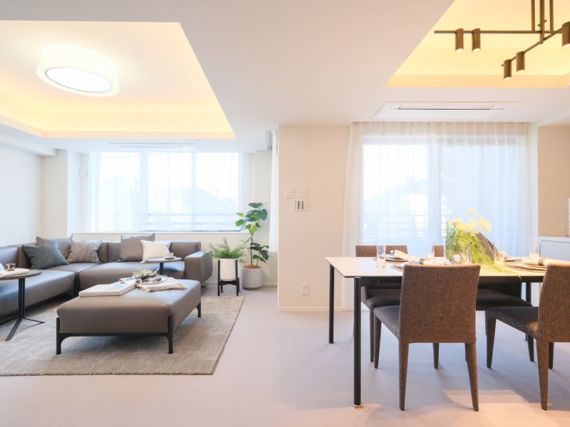 LDを折り上げ天井にし、間接照明を設置することで解放感があり気品のある雰囲気を演出しております。オレンジ色の間接照明が室内を明るく柔らかい印象にしてくれます。