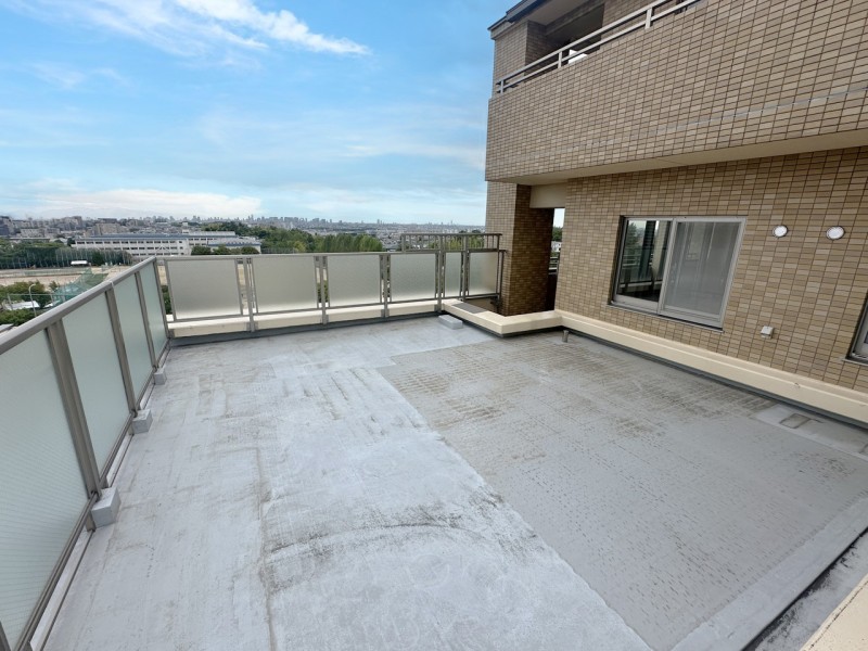 8階部分四方角住戸、光と風をまとう開放感あふれる約58m²のルーフバルコニー付です。朝はコーヒー、夜はお酒を片手に星空を眺める贅沢なひとときを過ごせます。空の下での暮らしの楽しみが広がります。