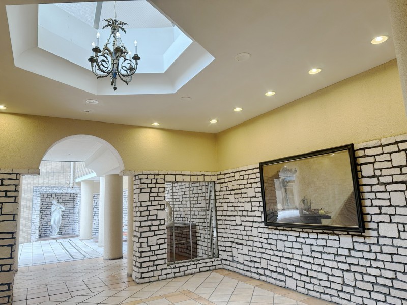 美術館やホテルを思わせる印象的な折り上げ天井や装飾、シャンデリアがクラシックな雰囲気を醸し出すエントランスホールです。総戸数104戸、オートロック、宅配ボックス完備です。管理体制も整えられています。