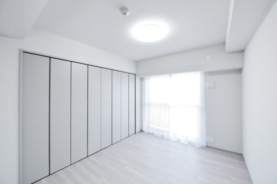 洋室2(約6.0帖)は東向きのゆったりとしたバルコニーに面した明るく開放感のある居室です。シンプルな内装なのでインテリアや小物で自分らしい空間を演出できます。