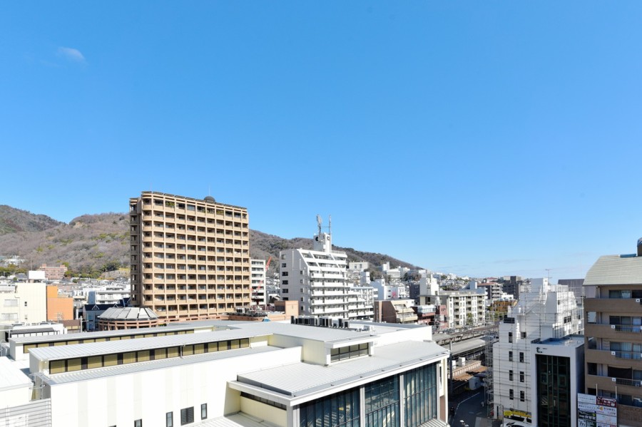 北東側には六甲山系の山々の緑を望む眺望が広がります。晴れた日には大きな空と、季節と共に変化していく山の表情を楽しむことができ、日々の生活の中に彩を与えてくれる癒しのひとときを過ごせます。