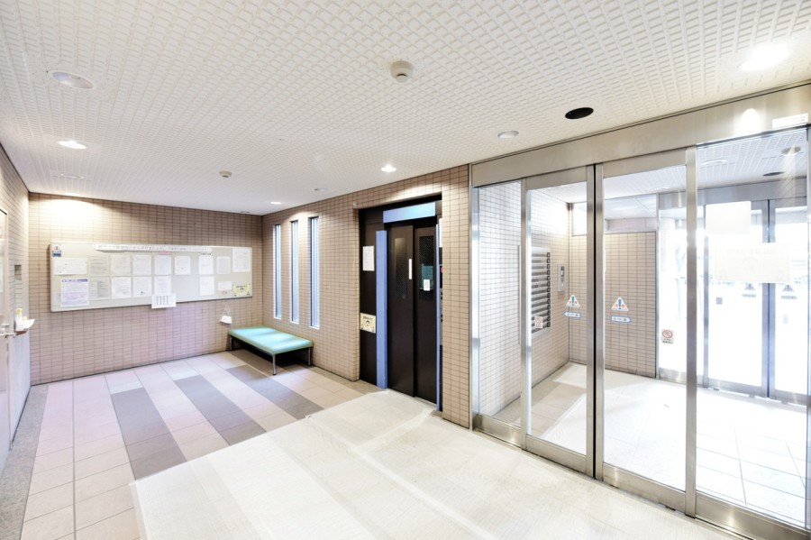 平成11年建築、総戸数96戸のマンションです。マンション1階部分にはりひと内科クリニック、オレンジ薬局摂津本山店があります。いかり摂津本山店まで徒歩2分(約120m)で日常のお買物も便利です。