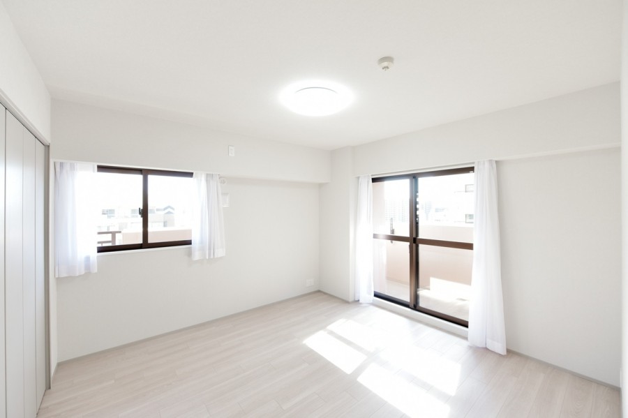 洋室1(約8.0帖)は南と東の二面採光、明るく爽やかな陽光で朝を迎えることができ、ベッドを置いても居室を広々と使用できる広さがあるので、主寝室として快適にお使いいただけます。