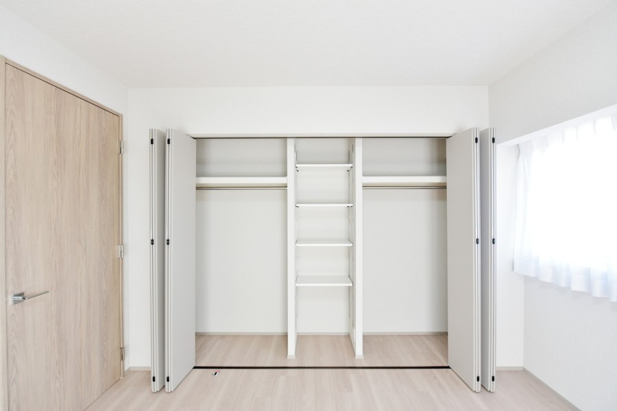 洋室1、洋室2にはハンガーパイプに高さ調整しやすい可動式の棚を備えた、壁一面のクローゼットを配置し、小物から衣類まで収納しやすくなっています。全ての洋室にクローゼットがあり居室を有効に使えます。