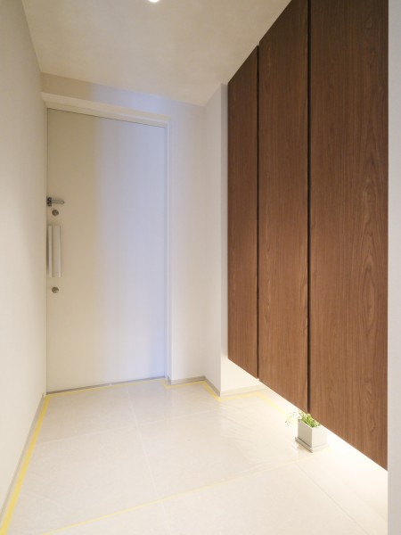 玄関の照明は人感センサーなので、帰宅時に暗闇の中手探りでスイッチを探す必要がなく、いつでも明るい空間が出迎えてくれます。