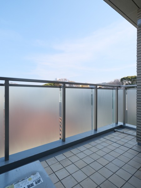 洋室2に隣接したバルコニーです。凛とした空気が流れこみ、穏やかな時間が流れます。