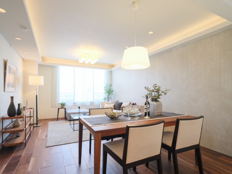 LDの天井は折り上げ天井となっており、空間に広がりや奥行きを生み出し、開放感を演出しています。スタイリッシュな空間で、都市生活のやすらぎを深める快適な暮らしが叶う住まいです。