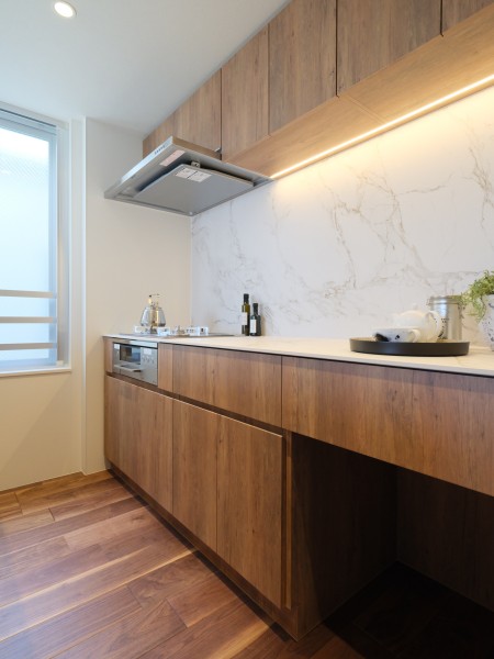 美しい木目の面材はインテリアの一部のようでお部屋の雰囲気に溶け込みます。作業スペースが広くゆとりのある「居心地」も良いスペースです。