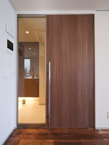 LDにつながる扉は、すっきりとしたデザインの中に木のぬくもりが感じられ、毎日の生活にやさしい表情を添えてくれます。