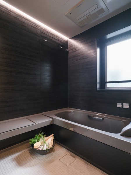 ゆったりとした1620サイズのバスルームが1日の疲れをしっかり癒してくれます。窓があるので自然な明かりを取り込むことができる、明るく開放的な空間です。