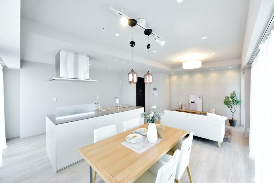 北、西の二面採光、16階部分で優しい光が差し込むLDK約19帖は、肌触りの良い床材を使用し、床暖房完備で、素足で快適にお過ごしいただける空間です。石目調のタイルを貼り、エレガントな空間に仕上げました