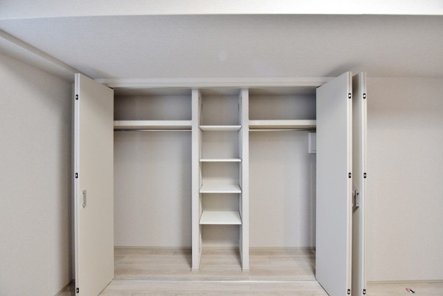 洋室2にはハンガーパイプに可動式の棚を設置した、機能的なクローゼットを設置致しました。しまう、取り出すがスムーズに行えますので、愛用の衣類や小物などもすっきりと整頓できます。
