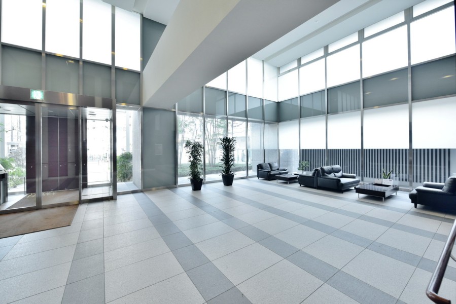 総戸数251戸、免震タワーレジデンスです。24時間有人管理、コンシェルジュサービスありで安心してお住い頂けます。スカイガーデン、キッズルーム、スカイラウンジなど共用施設も充実。2頭までペット飼育可能です。