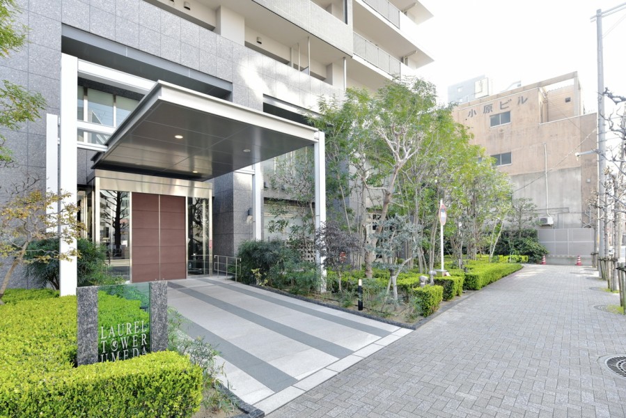 令和6年に大規模修繕工事完了、管理体制もしっかりとしています。ホテルライクな内廊下設計でセキュリティ性、プライバシー性も高く、安心のトリプルセキュリティシステムで、住まう人の暮らしを守ります。