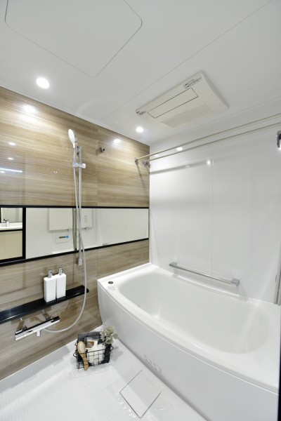 体をすっぽりと包み込むような入浴感が心地よい浴槽を採用しておりますので、より深いリラックスタイムを過ごせる1418サイズのバスルームです。浴室暖房乾燥機完備で、衣類の乾燥も気軽に行えます。