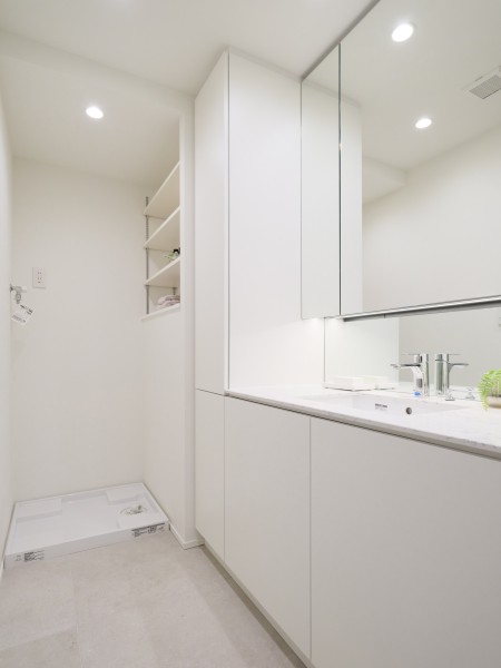 入浴後の時間をも快適に彩る洗面室です。収納豊富な洗面化粧台は大きなミラー付きのため、ドレッサーとしてもお使いいただけます。